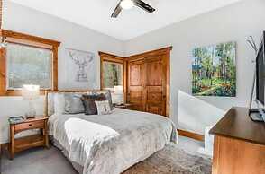 Stylish and Spacious 3-bedroom Townhome Adjacent to Snowflake Lift, Wi