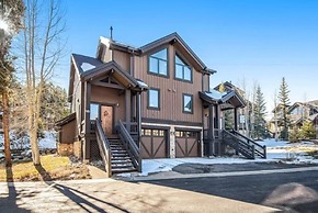 Stylish and Spacious 3-bedroom Townhome Adjacent to Snowflake Lift, Wi