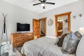 Stylish and Spacious 3-bedroom Townhome Adjacent to Snowflake Lift, Wi