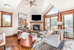 Stylish and Spacious 3-bedroom Townhome Adjacent to Snowflake Lift, Wi