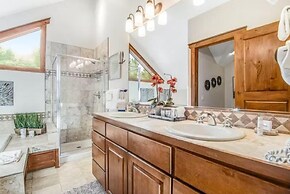 Stylish and Spacious 3-bedroom Townhome Adjacent to Snowflake Lift, Wi