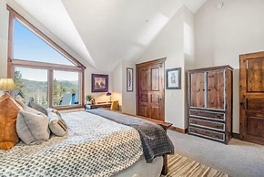 Stylish and Spacious 3-bedroom Townhome Adjacent to Snowflake Lift, Wi