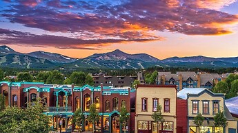 Stylish and Spacious 3-bedroom Townhome Adjacent to Snowflake Lift, Wi