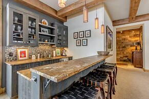 Luxurious 6-bedroom Ski-in/ski-out Home, Very Spacious, With Private h