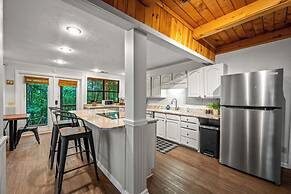 Sugar Bear Cabin with Hot Tub