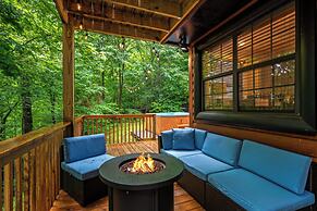 Sugar Bear Cabin with Hot Tub