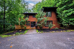 Sugar Bear Cabin with Hot Tub