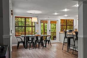 Sugar Bear Cabin with Hot Tub