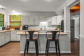 Sugar Bear Cabin with Hot Tub