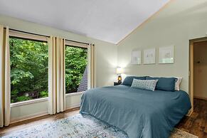 Sugar Bear Cabin with Hot Tub