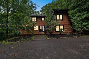 Sugar Bear Cabin with Hot Tub