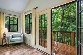 Sugar Bear Cabin with Hot Tub