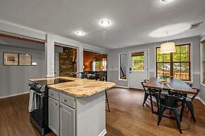 Sugar Bear Cabin with Hot Tub