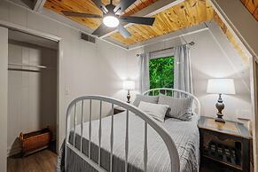 Sugar Bear Cabin with Hot Tub