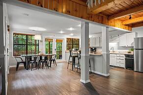 Sugar Bear Cabin with Hot Tub