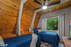 Sugar Bear Cabin with Hot Tub