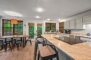 Sugar Bear Cabin with Hot Tub