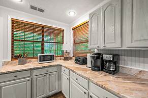 Sugar Bear Cabin with Hot Tub