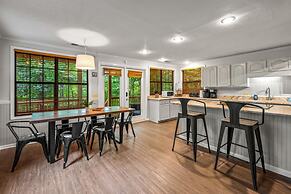 Sugar Bear Cabin with Hot Tub