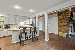 Sugar Bear Cabin with Hot Tub