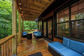 Sugar Bear Cabin with Hot Tub