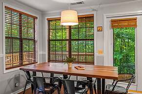 Sugar Bear Cabin with Hot Tub