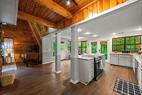 Sugar Bear Cabin with Hot Tub