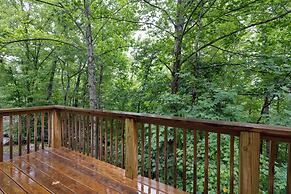 Sugar Bear Cabin with Hot Tub
