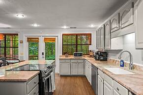 Sugar Bear Cabin with Hot Tub