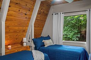 Sugar Bear Cabin with Hot Tub