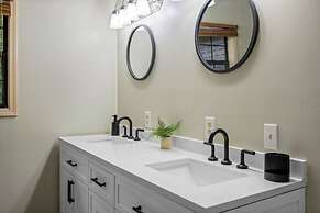 Sugar Bear Cabin with Hot Tub