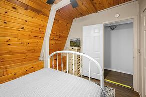 Sugar Bear Cabin with Hot Tub