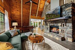 Sugar Bear Cabin with Hot Tub