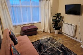 Apartment - Sleeps 2 - Parking - Near Station