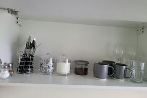 Apartment - Sleeps 2 - Parking - Near Station