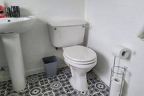 Apartment - Sleeps 2 - Parking - Near Station