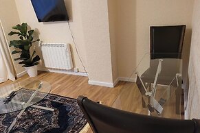 Apartment - Sleeps 2 - Parking - Near Station