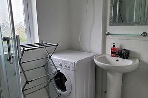 Apartment - Sleeps 2 - Parking - Near Station