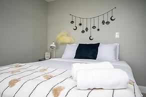 ATL Downtown 2BR with Free Parking Gym