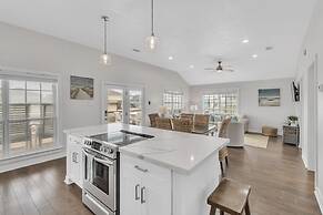 Windsical Escape 2 Bedroom Home by RedAwning