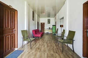 OYO 90645 Karisma Residence