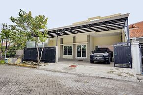 OYO 90173 Innapp Tenggilis Family Residence