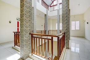 OYO 90173 Innapp Tenggilis Family Residence