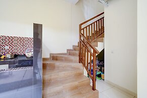 OYO 90173 Innapp Tenggilis Family Residence