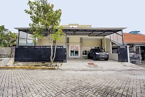 OYO 90173 Innapp Tenggilis Family Residence