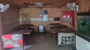 Goroomgo Ameera Srinagar