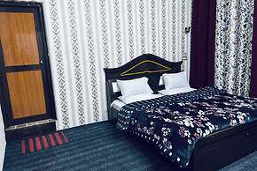 Goroomgo Ameera Srinagar