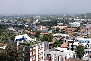 Spacious 3Br Combined Unit At Pinewood Apartment