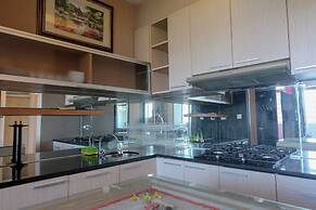 Spacious and Combine 3Br At The Edge Bandung Apartment