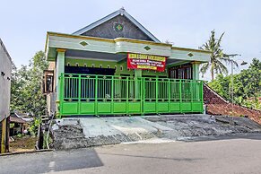 SPOT ON 92535 Guest House Pak Darso